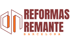 Logotipo de Reformas Remante Barcelona en granate y naranja con icono geométrico de edificio.