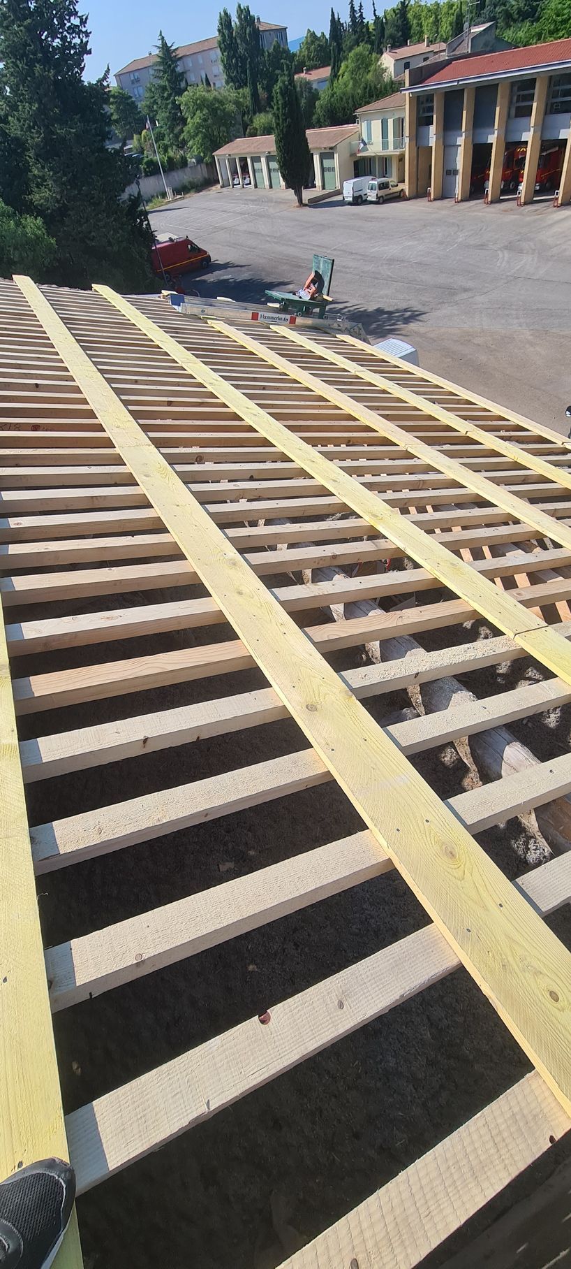 Chantier de toiture avec chevrons et liteaux