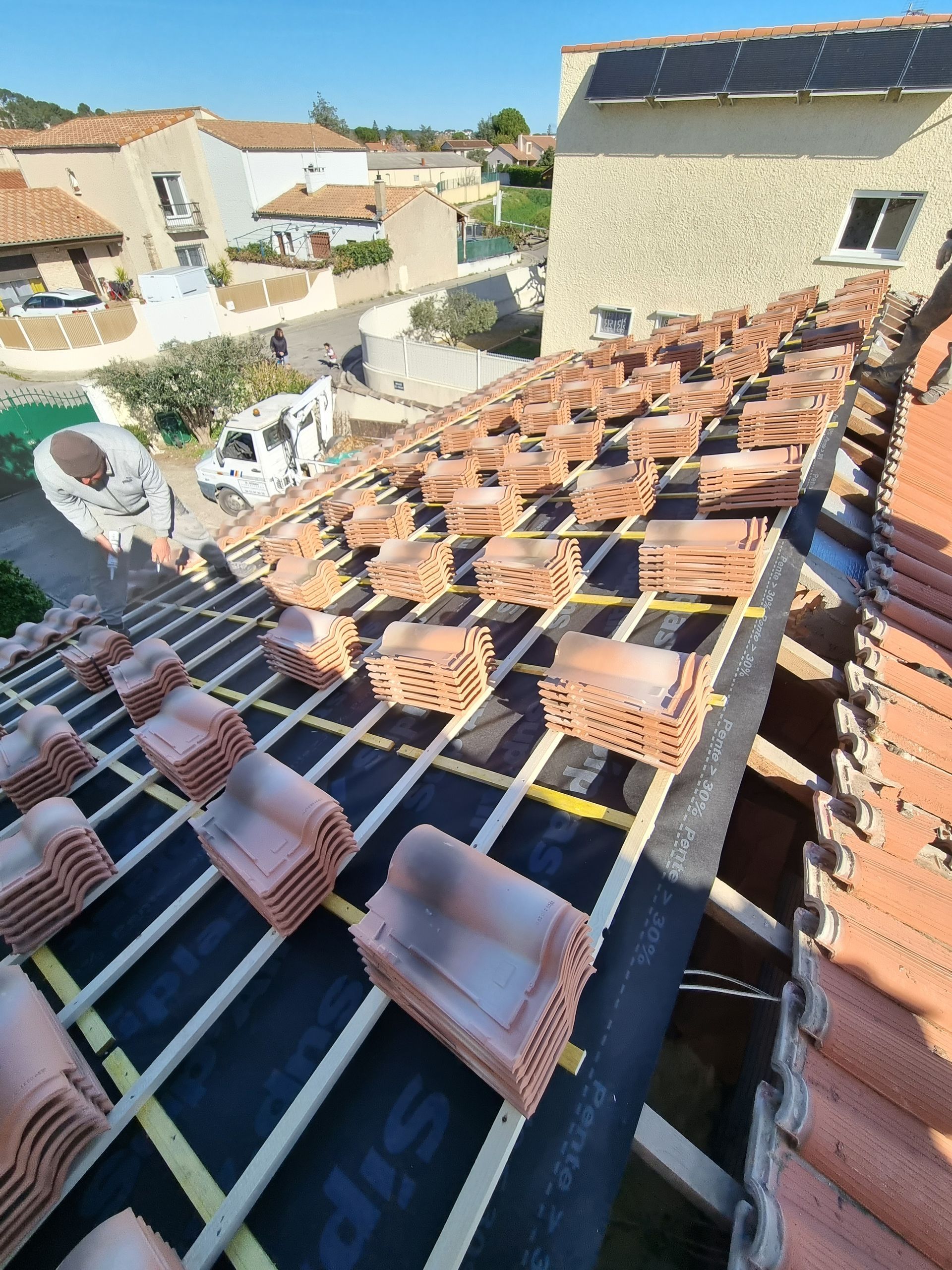 Tuiles posées sur une toiture