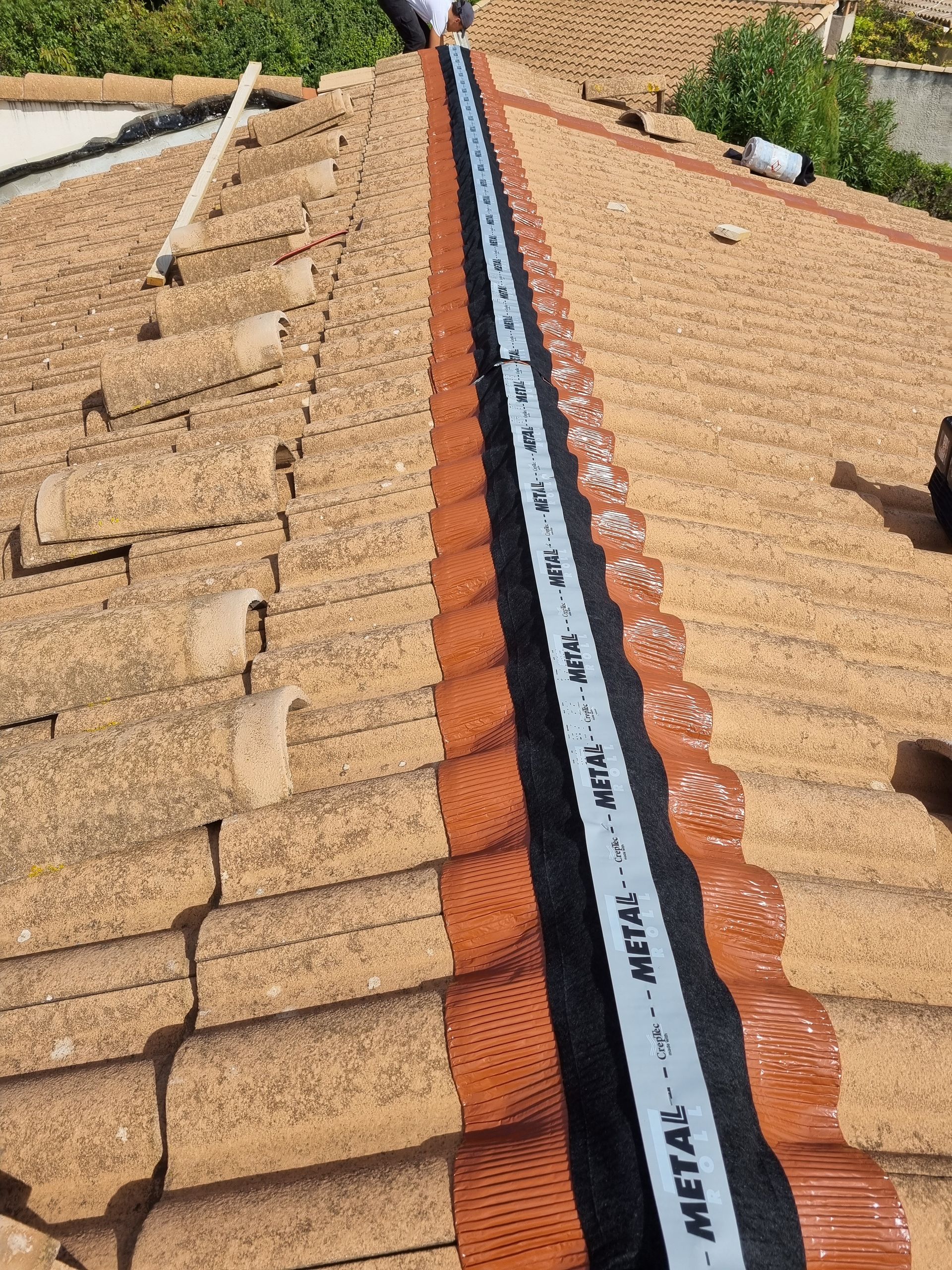 Travaux de faîtage en cours