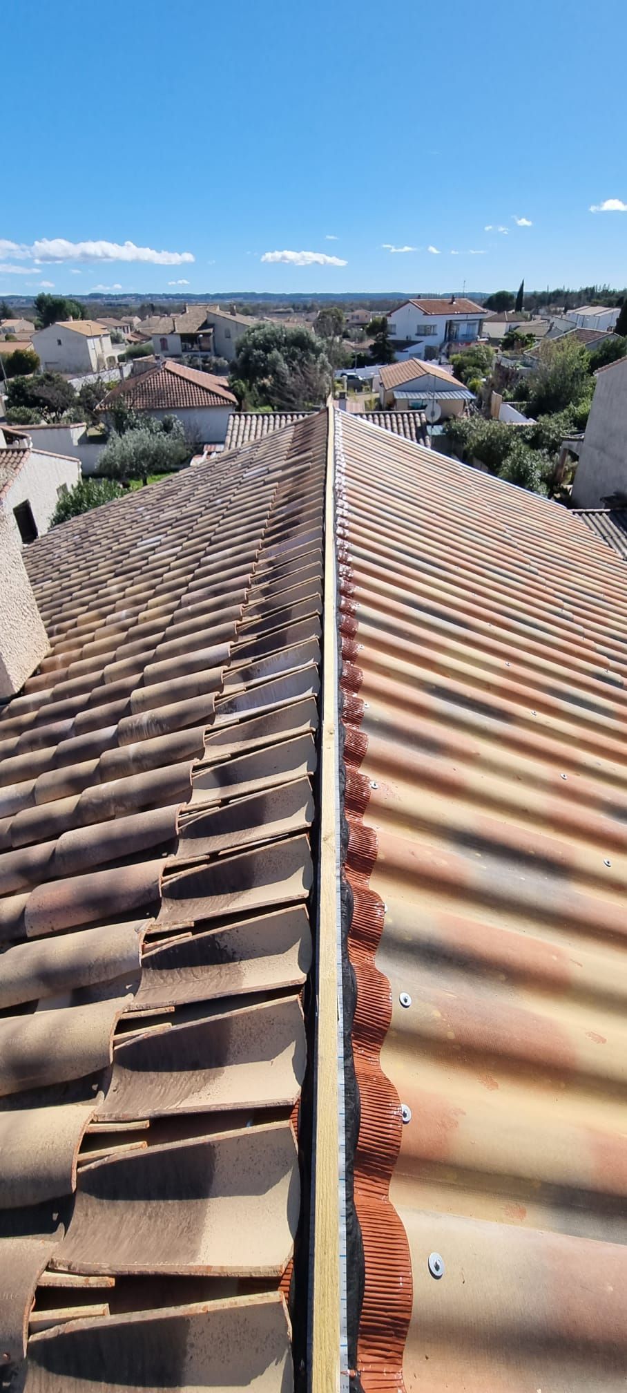 Une réfection de tuiles en cours