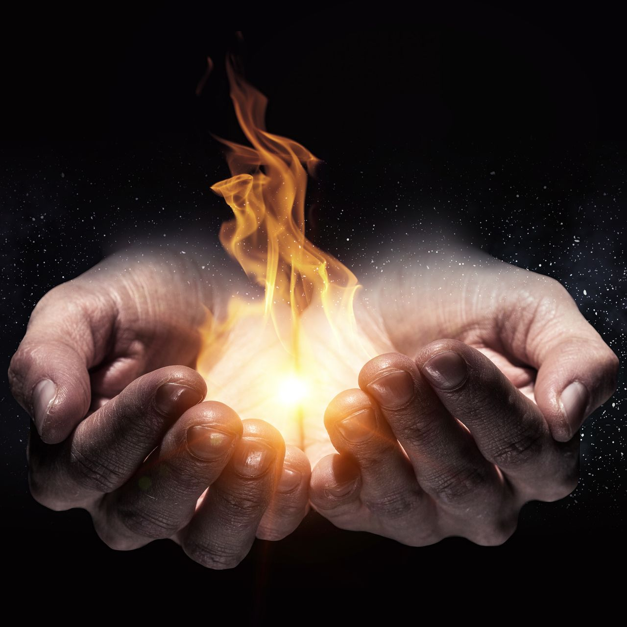 Les mains jointes, tenant des flammes vives sur un fond sombre.
