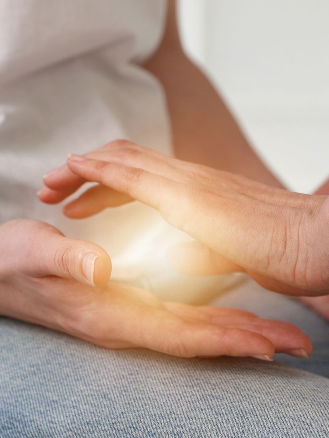 Mains jointes, brillantes, effectuant peut-être une action de guérison.