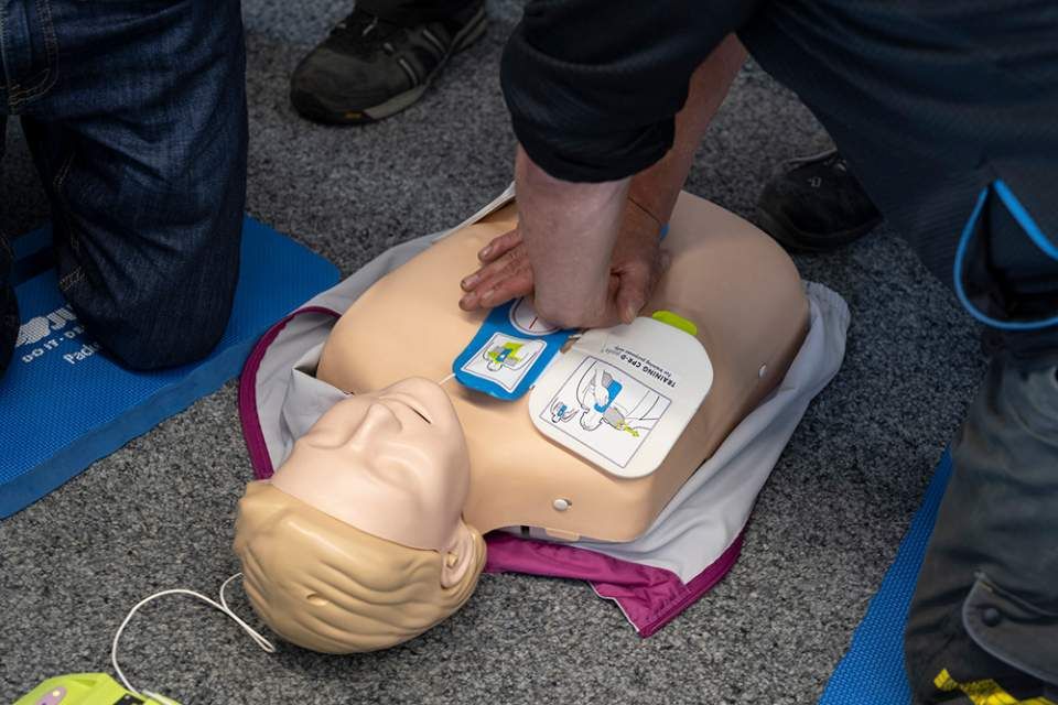 Herzdruckmassage an Puppe