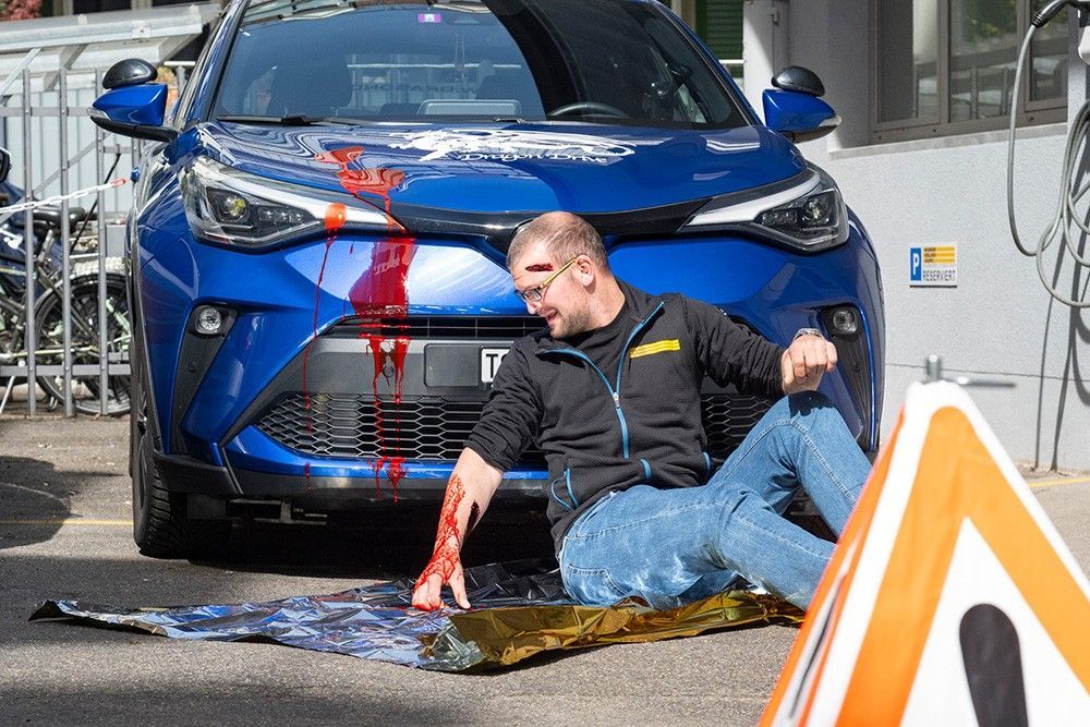 Mann liegt auf Trage eines Notfallsanitäters