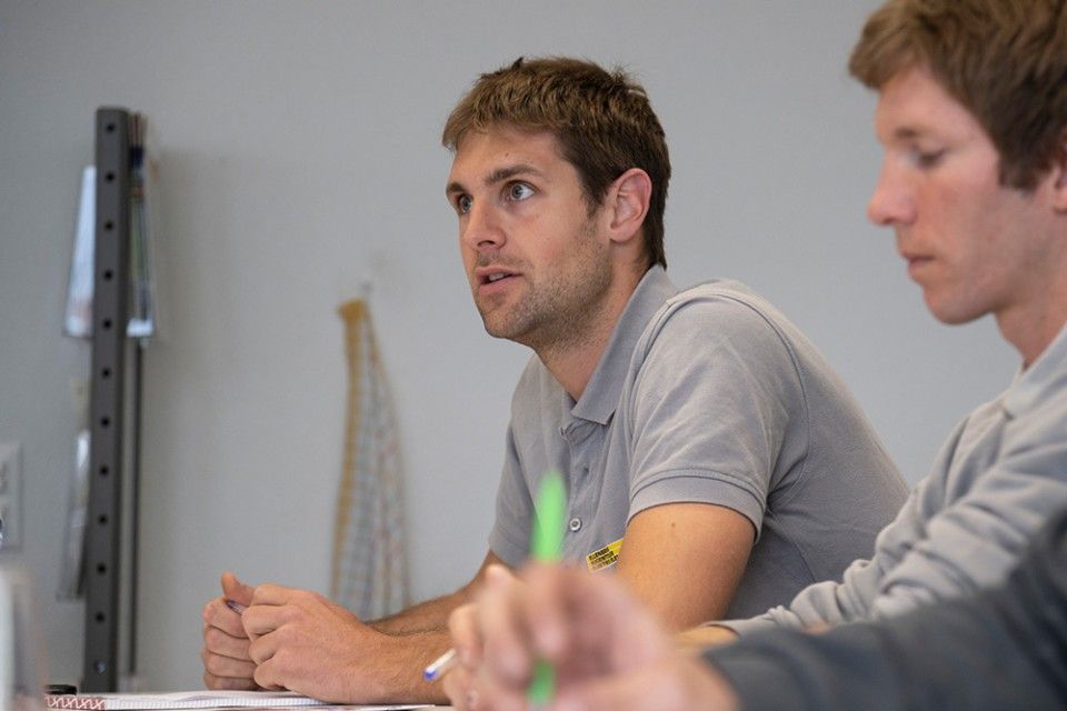 Herzdruckmassage an Puppe