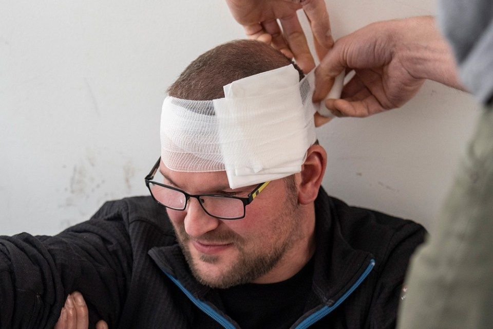 Person liegt am Boden, bekommt Herzdruckmassage