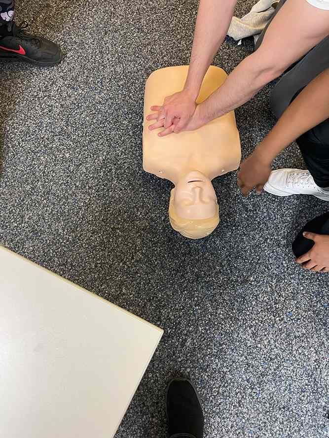 Herzdruckmassage an Puppe