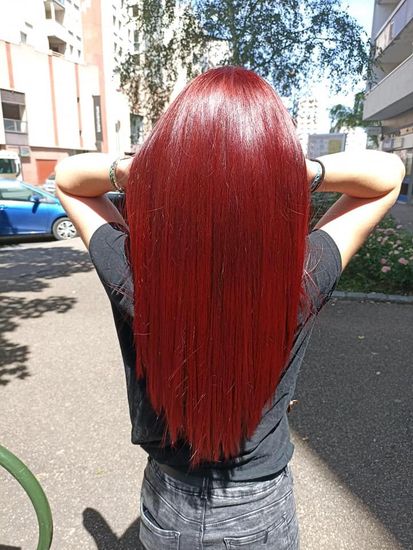Femme de dos avec longs cheveux, coloration rouge
