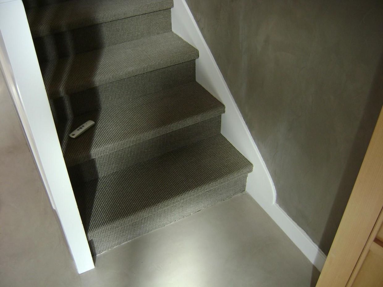 Moquette grise sur un escalier