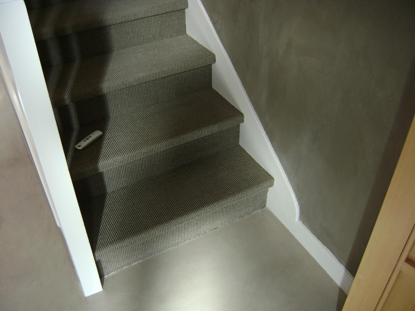 De la moquette grise dans un escalier