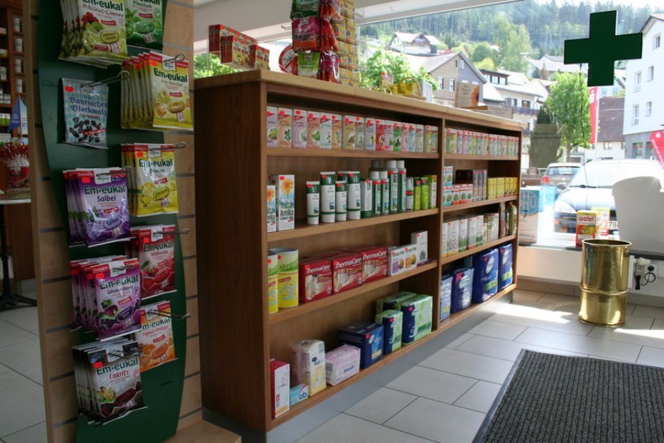 Holzregal in Apotheke