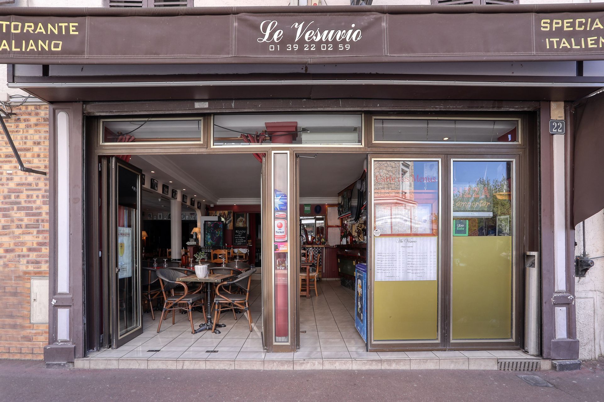 Restaurant vue de la rue