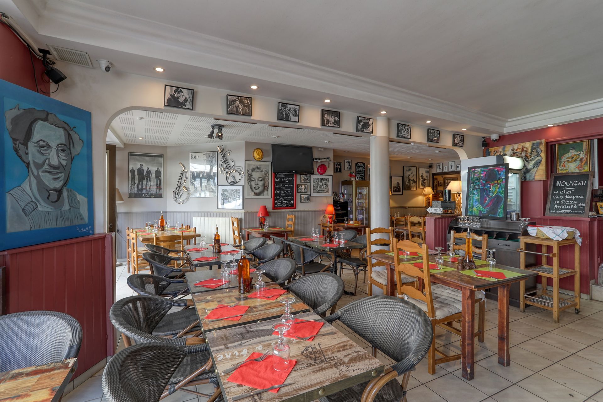 Salle avec décor sur le thème du cinéma