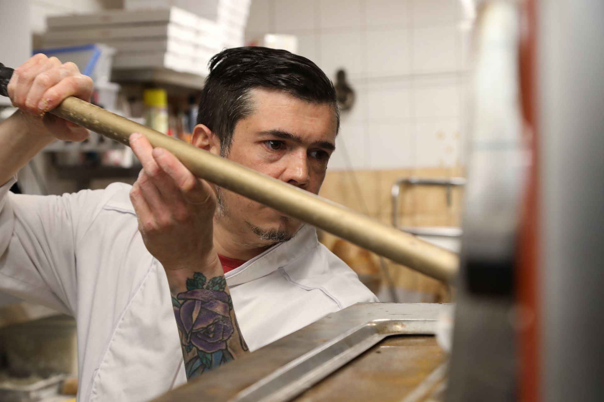 Pizzaiolo en cuisine