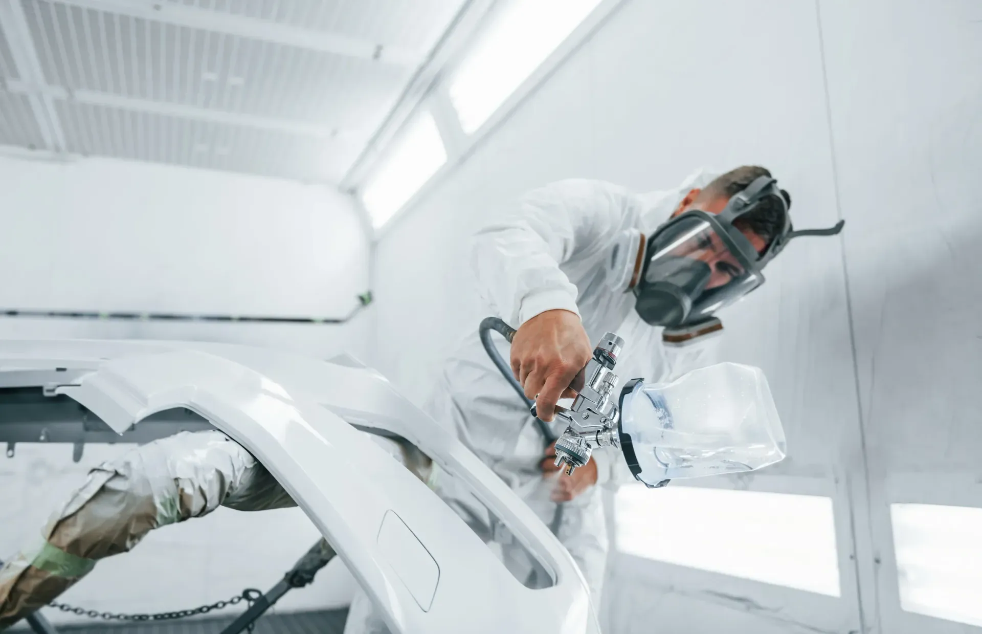 Persona con traje de protección blanco y máscara respiratoria