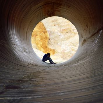 Homme dans un tunnel - Nicole Capt