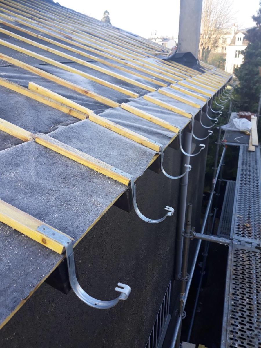 Crochet pour la gouttière