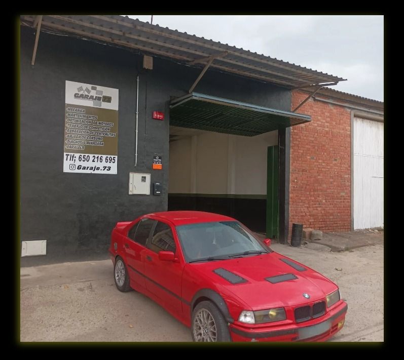Un coche blanco con una parrilla negra sobre un fondo blanco.