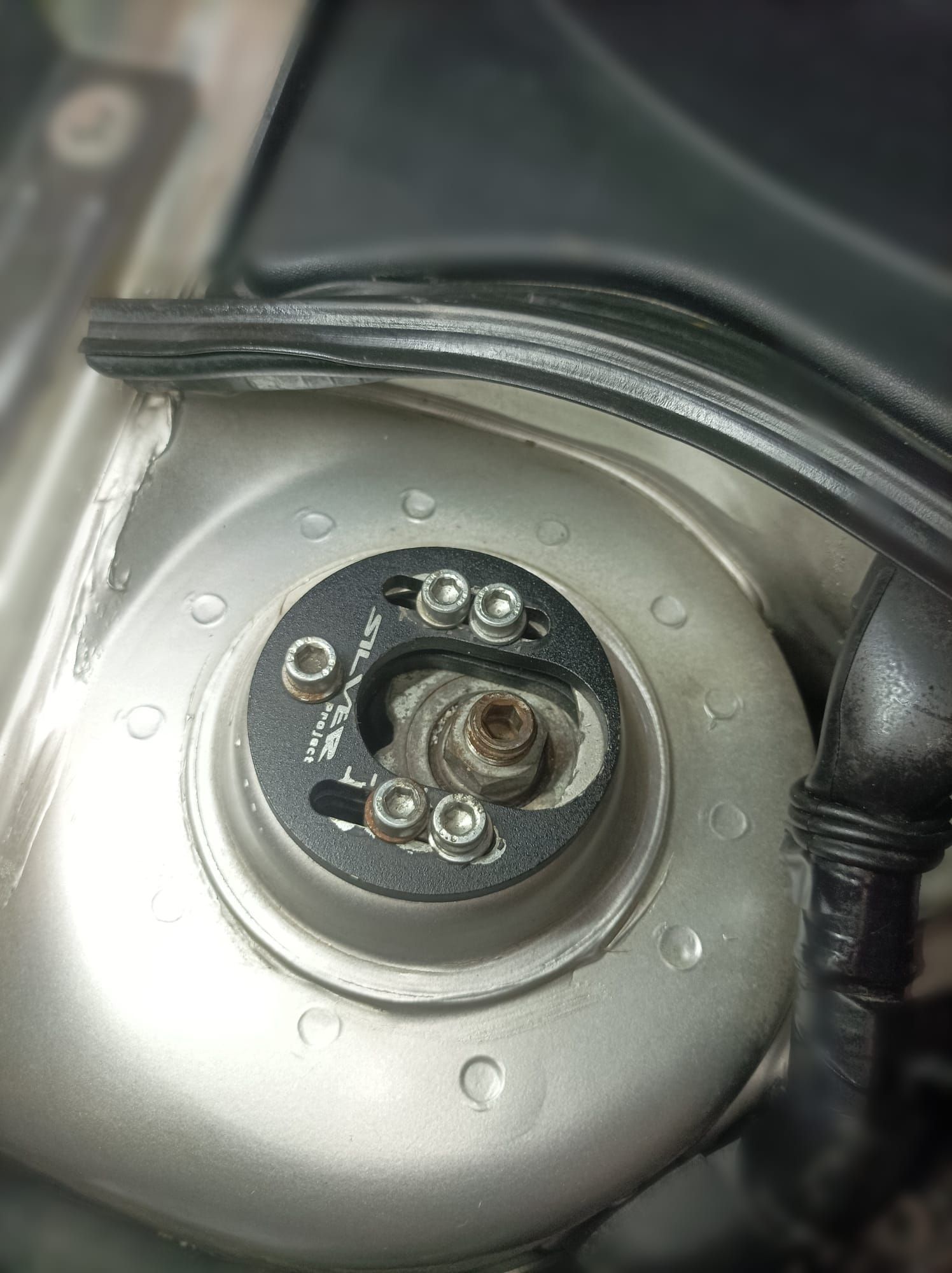 Un primer plano de un amortiguador de un automóvil.