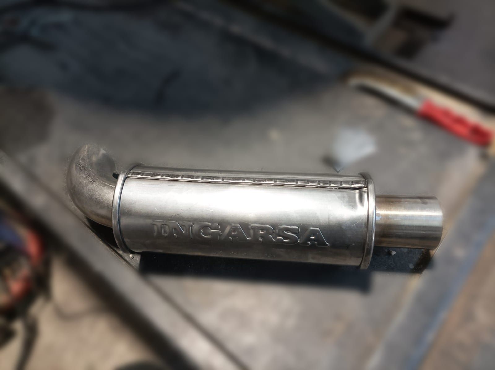 Un tubo de escape de acero inoxidable con la palabra kingsa en él.