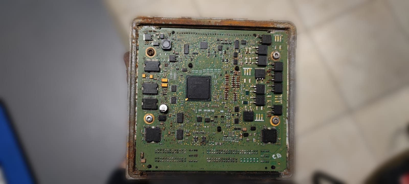 Un primer plano de una placa base con muchos componentes electrónicos en ella.