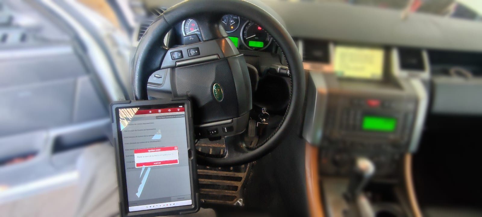 Una tableta está sobre el volante de un coche.