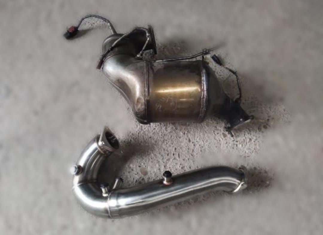 Un par de tubos de metal colocados encima de una superficie de hormigón.