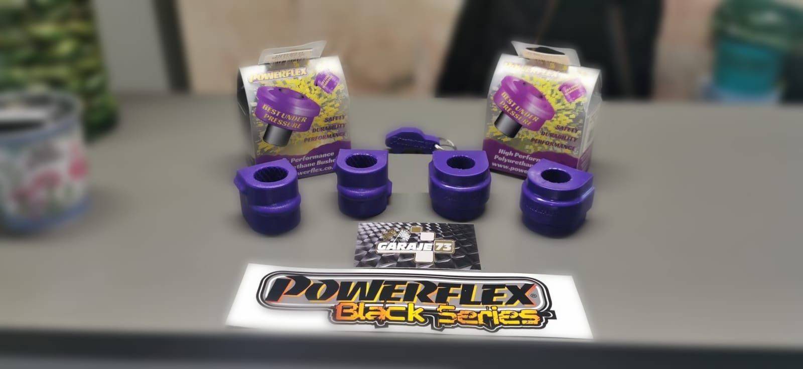 Un producto de la serie Powerflex Black está sobre una mesa.