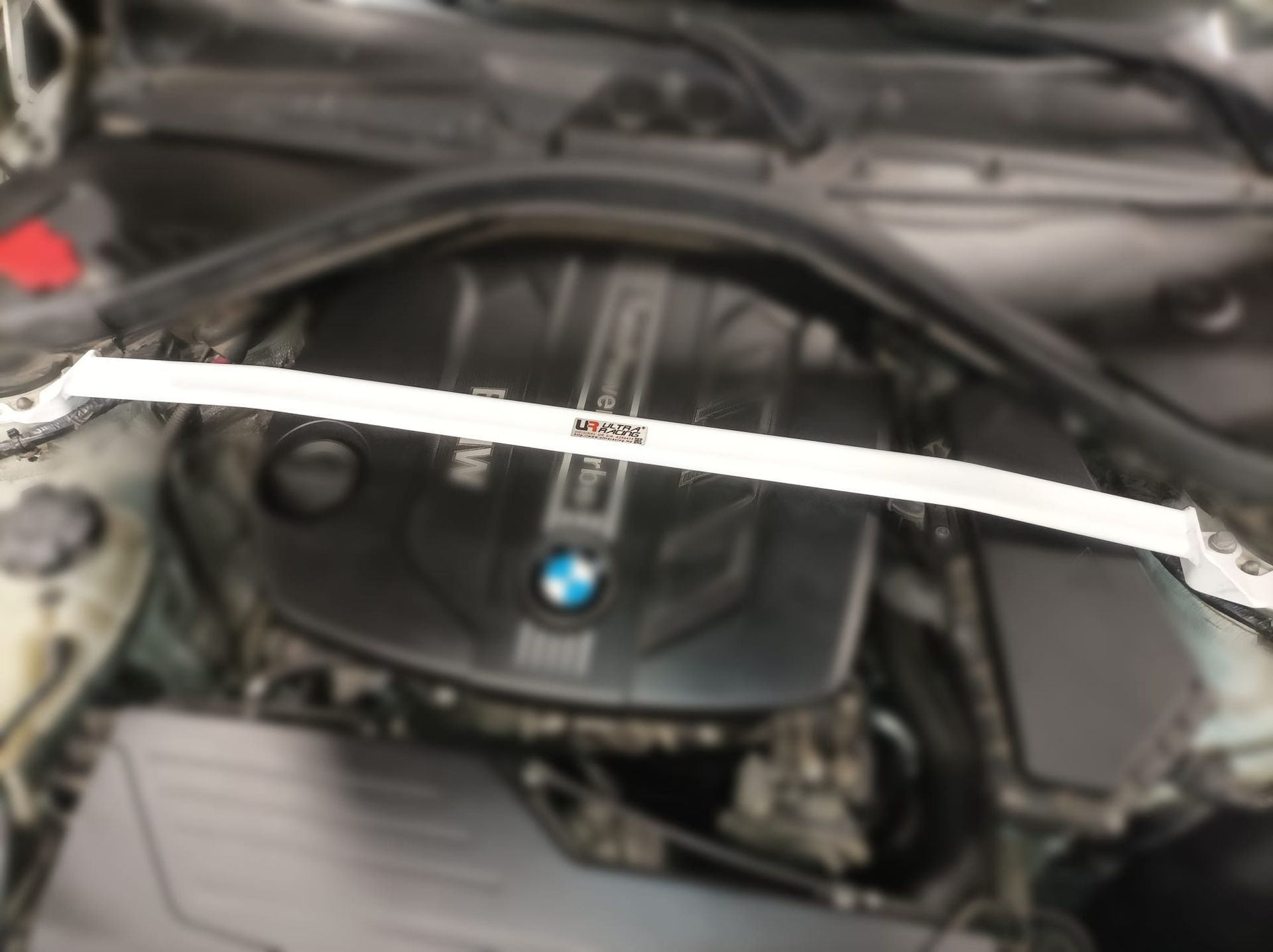 Un primer plano de un motor de automóvil con el logotipo de BMW.