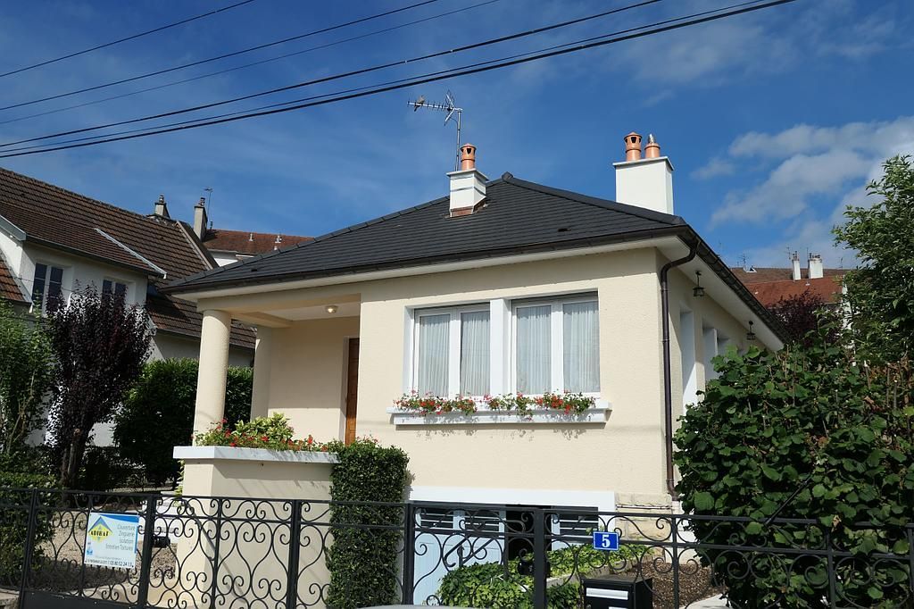 Travaux de réfection des tuiles pour une maison