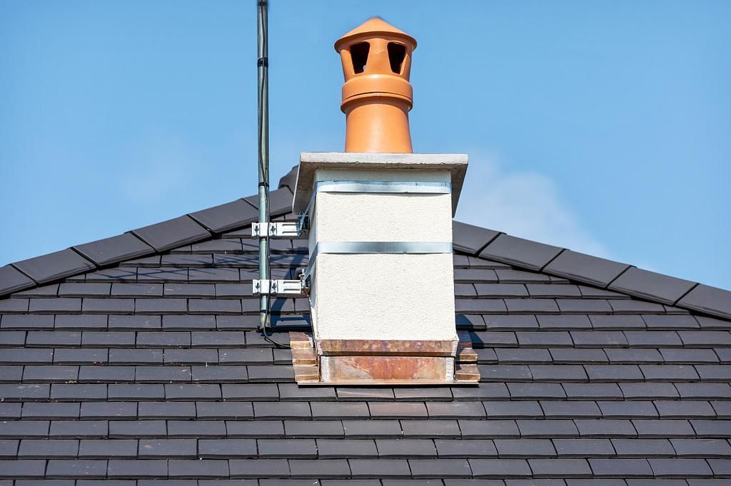 Cheminée sur toiture noire