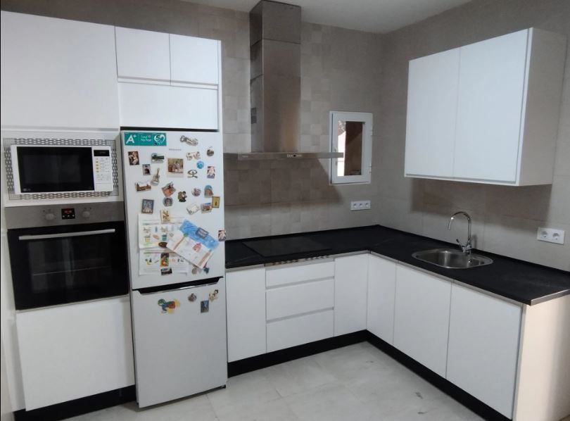 Cocina moderna con gabinetes blancos