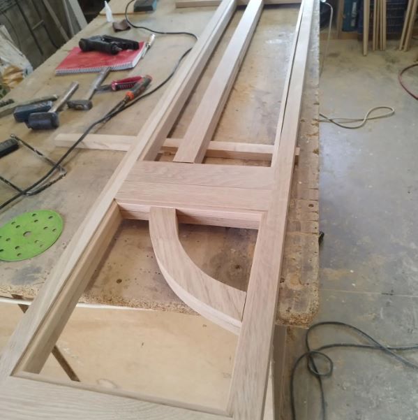 Estructura de madera en construcción sobre un banco 