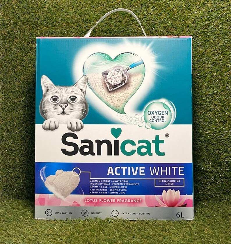 Arenero para gatos Sanicat Active White con diseño de gatito, corazón y empaque azul.