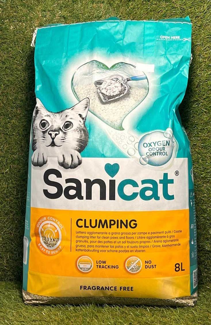 Bolsa para arena aglomerante para gatos Sanicat, color turquesa y amarillo con ilustración de un gato.