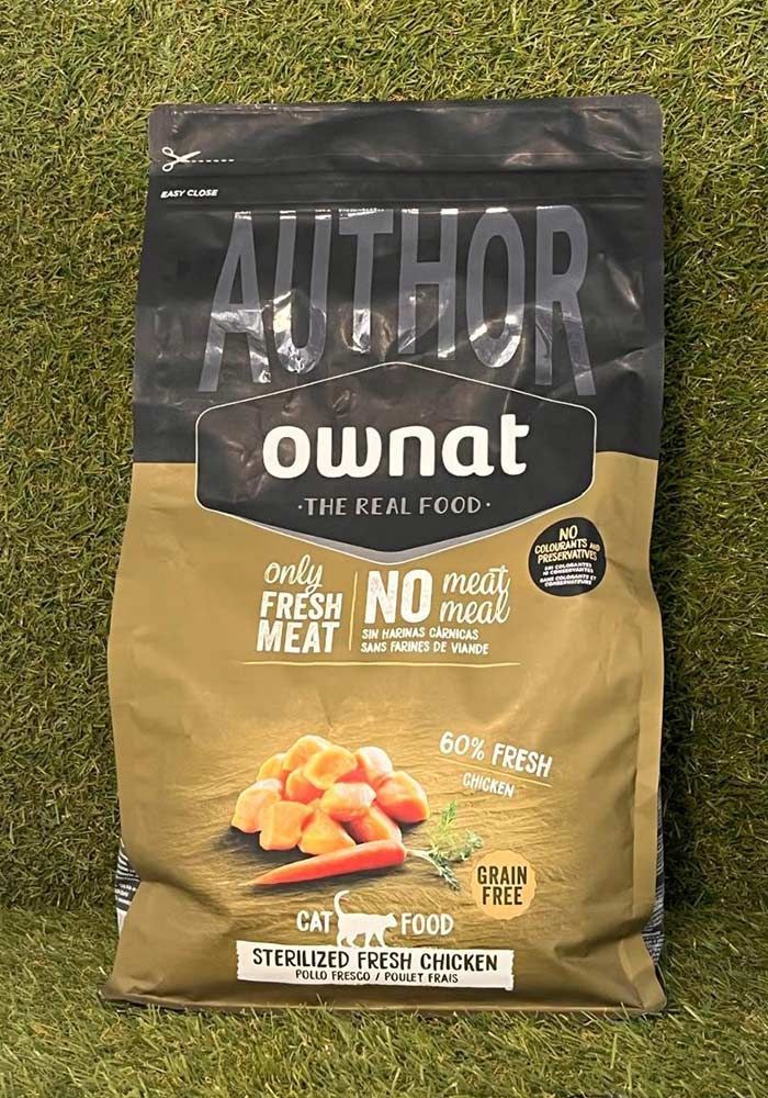 Bolsa de comida para gatos OwnaT en envase verde, beige y negro con etiquetas de sabor a pollo y salmón.