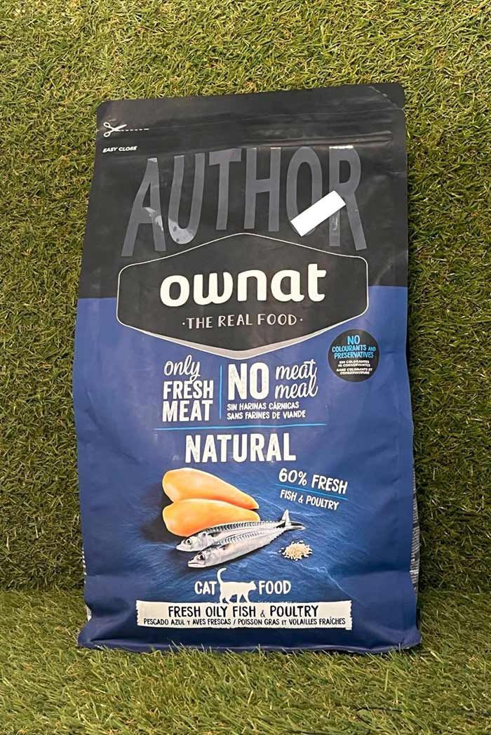 Bolsa azul de comida para perros Authority Ownat sobre el césped, etiquetada como 