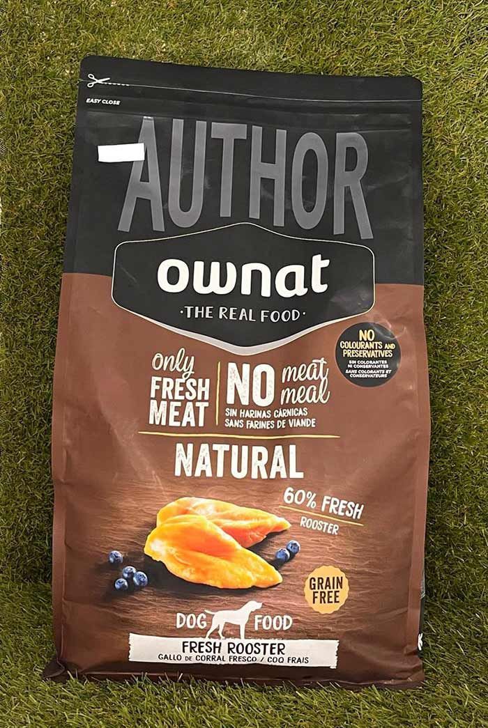 Bolsa negra de comida para perros OWNAT con la etiqueta 