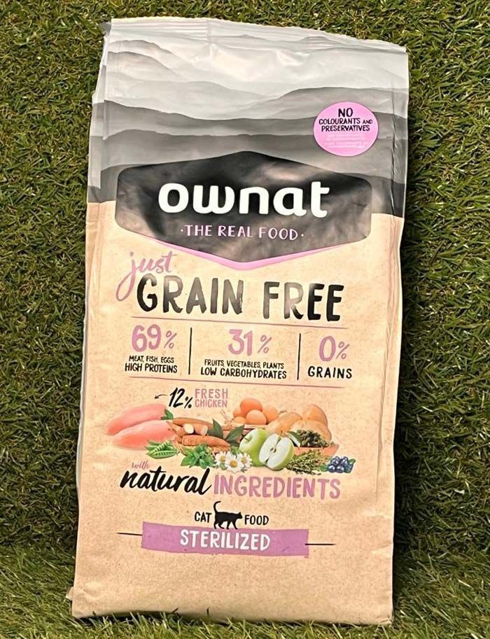 Bolsa de comida esterilizada para gatos Ownat sin cereales, sobre fondo verde, en envase beige y negro con etiqueta rosa.