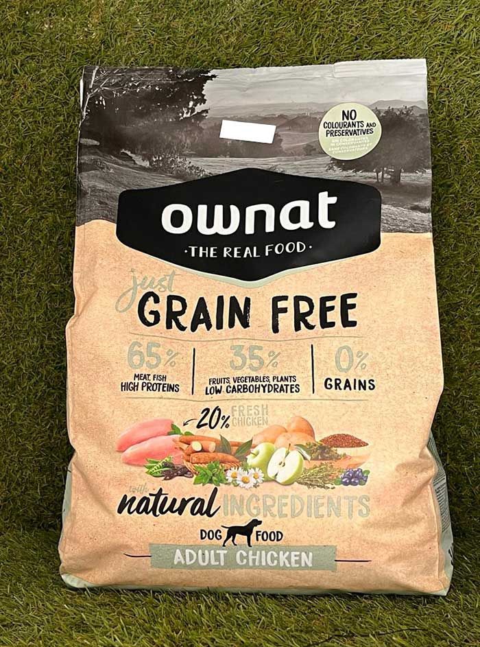 Bolsa de alimento seco para perros adultos Ownat Grain Free de pollo en envase color canela y negro.