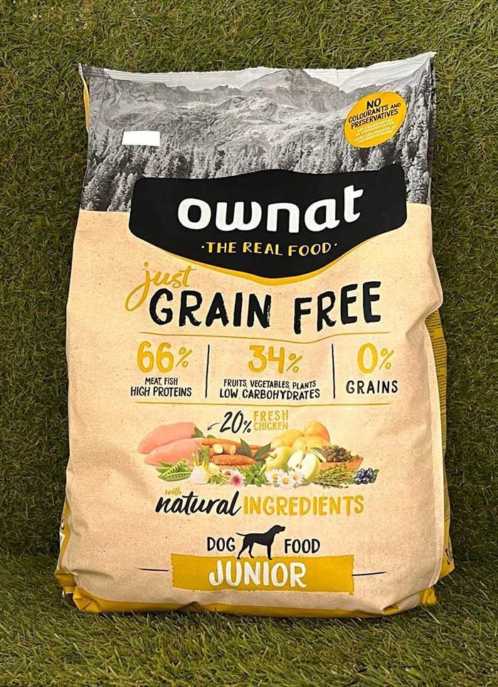 Bolsa de comida para perros jóvenes Ownat sin cereales en envase beige y negro.