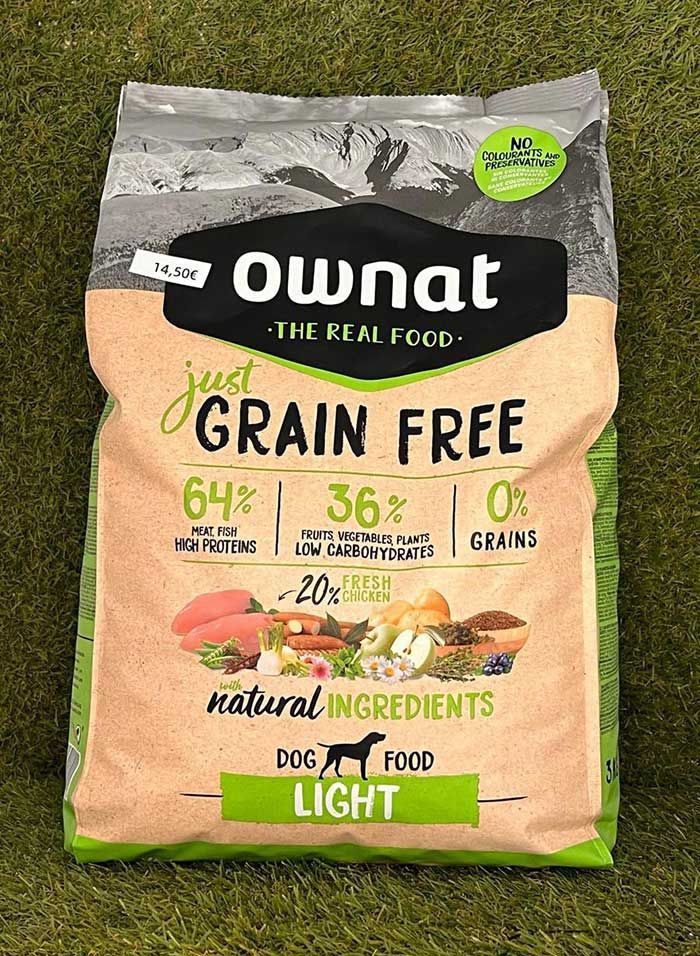 Bolsa de comida para perros Ownat Grain Free Light sobre envase de color verde hierba, beige y negro con detalles verdes.