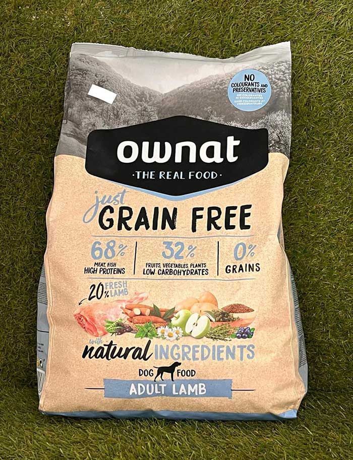 Bolsa de comida para perros adultos Ownat sin cereales, sabor a cordero, en envase color beige con detalles en negro y azul.