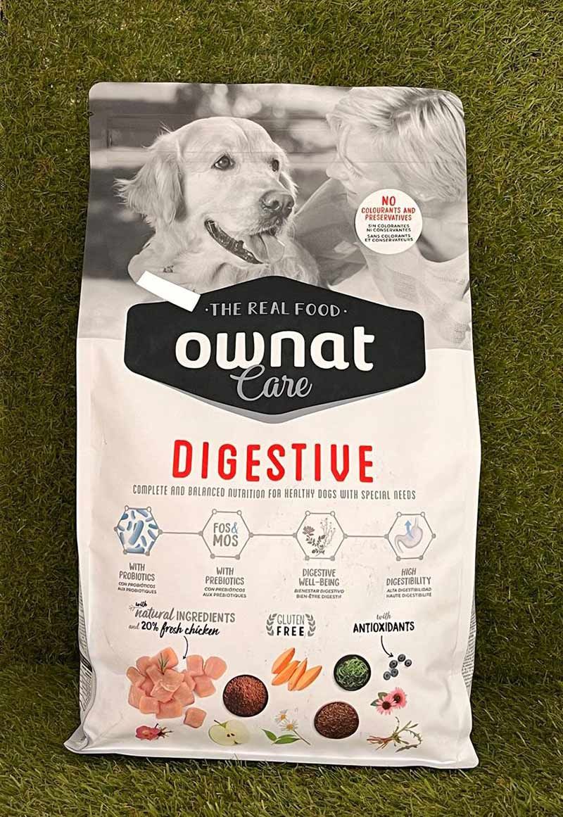 Bolsa de comida para perros Ownat Care Digestive con una foto de un perro e ilustraciones de croquetas en un paquete blanco.