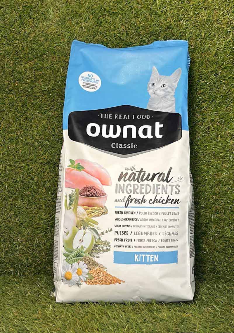 Bolsa de comida para gatitos Ownat Classic Natural Ingredients sobre fondo de hierba