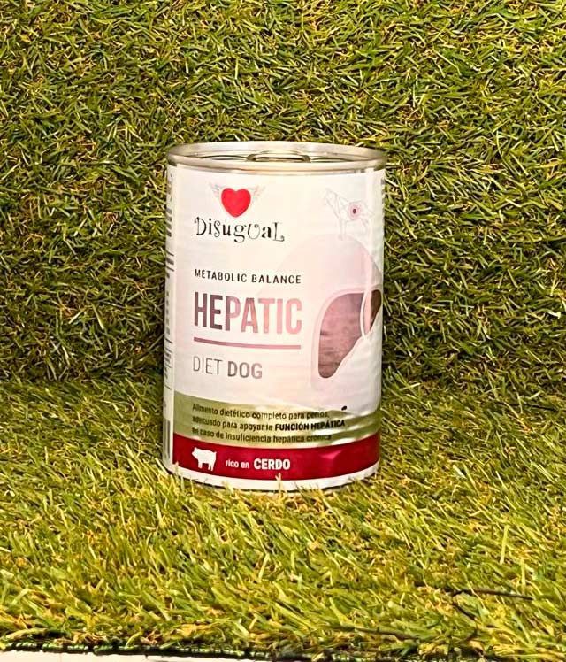 Lata de comida para perros con dieta hepática disugual sobre fondo de césped