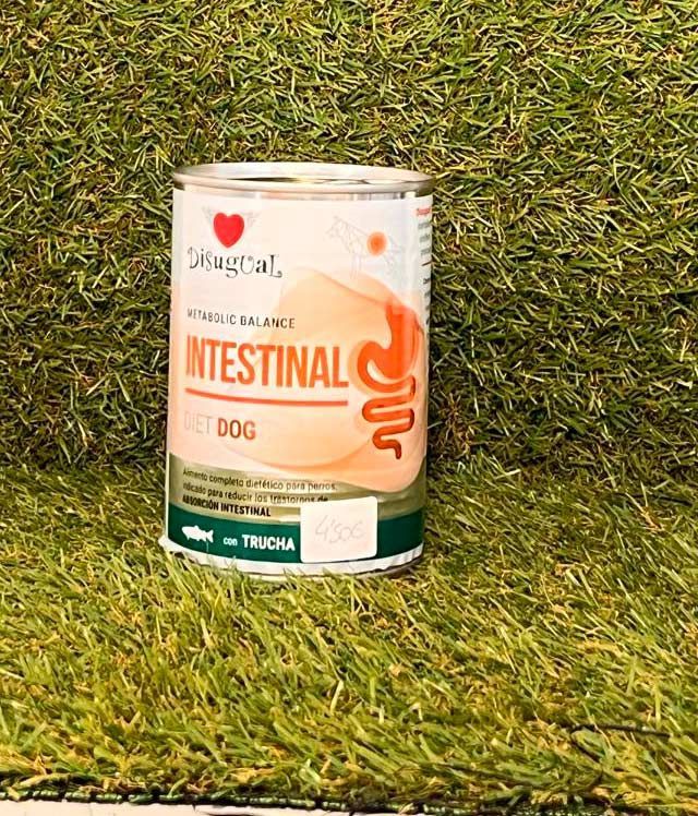 Lata de comida para perros etiquetada como 
