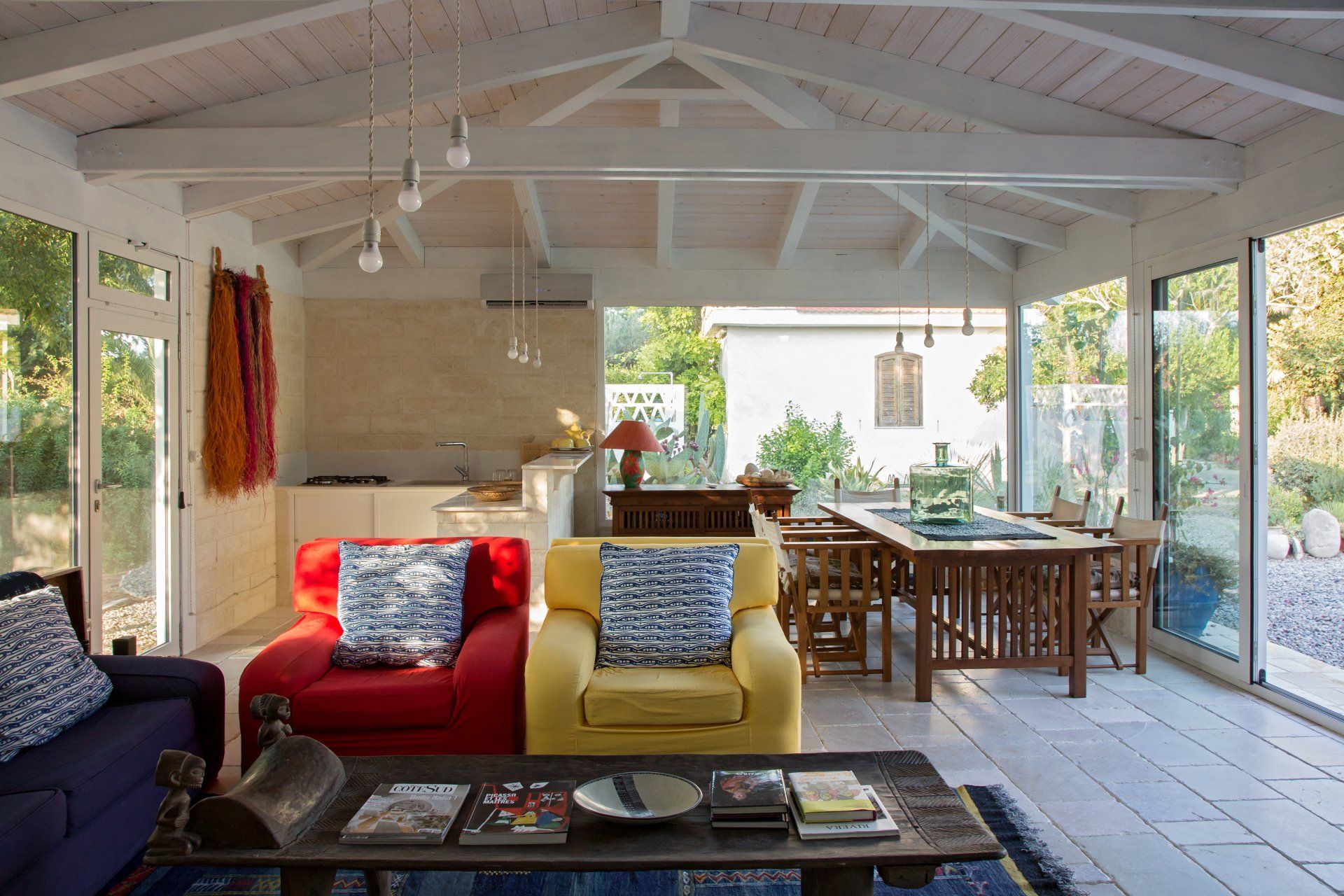 Véranda en bois blanc