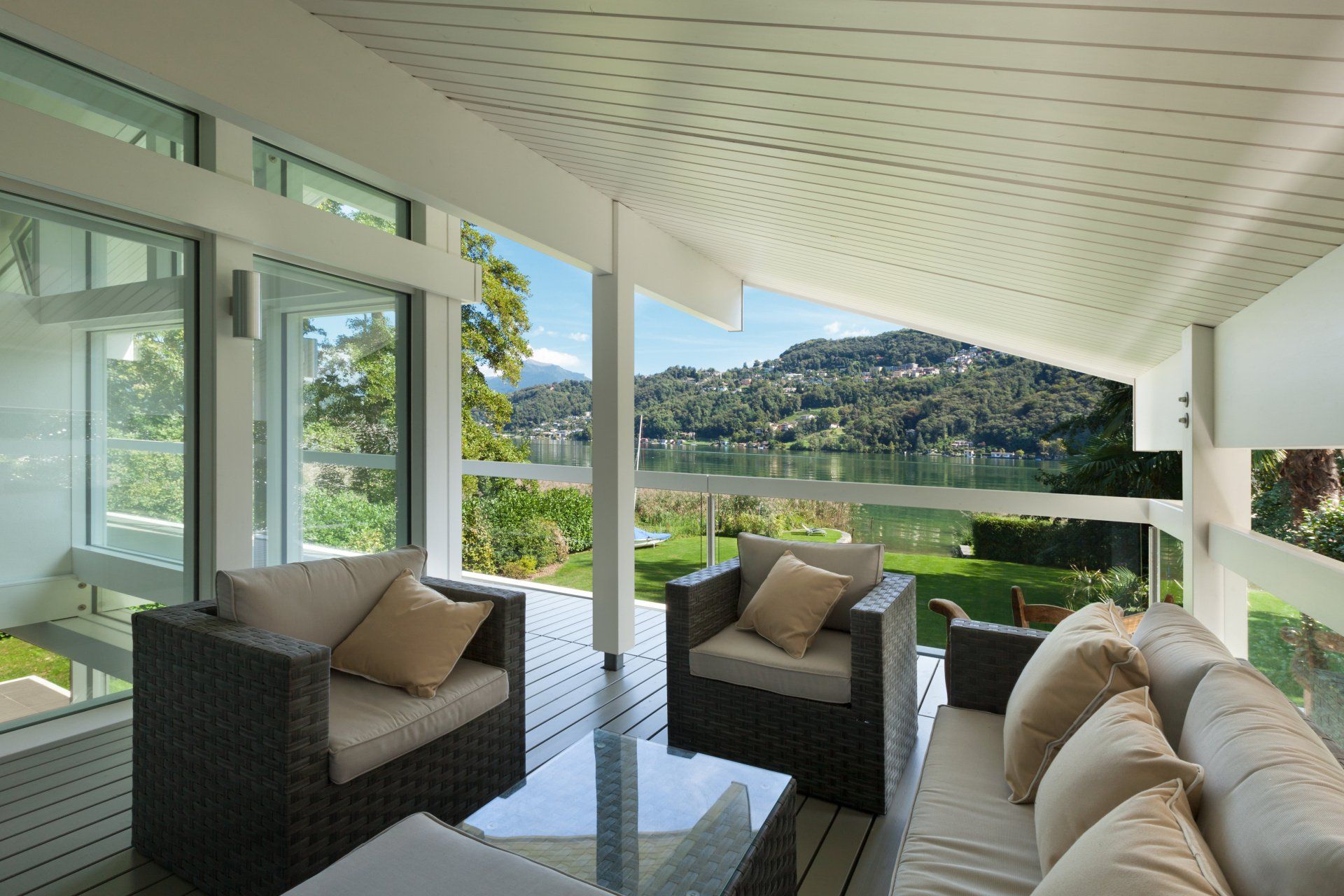 Préau avec vue sur l'eau